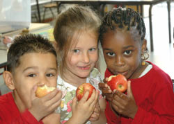 kinderen eten appel